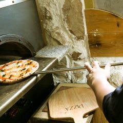 自慢のピザ窯で作った絶品の自家製ピザ！